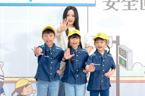 徐佳瑩加入兒童安全宣導行列！示範三口訣安全過馬路